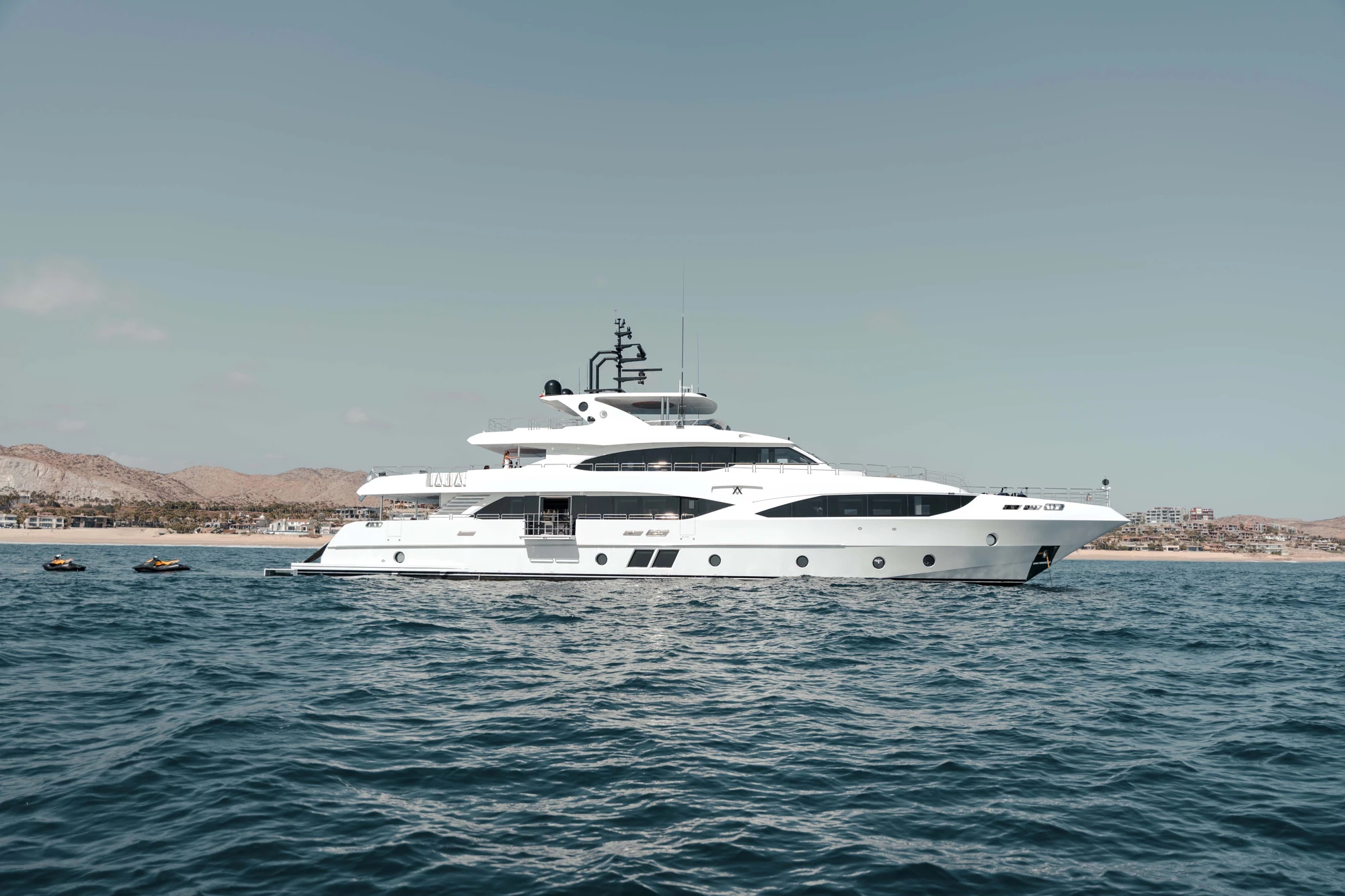 Profile view of the ALTAVITA motor yacht off the coast of Bodrum – a luxury yacht from Ozgun Yachting's fleet.