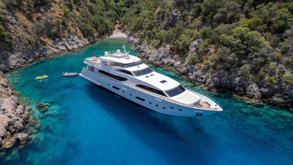 Bodrum açıklarında mavi sularda yelken açan bir yat