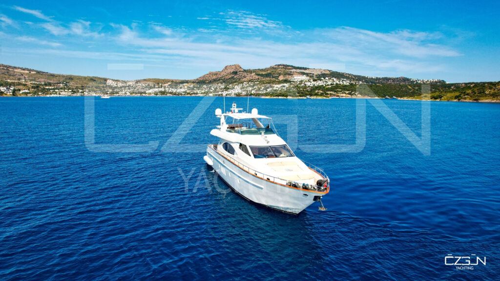 Bodrum açıklarında seyir halindeki lüks motoryat, yazlık tekne kiralama hizmeti.