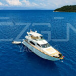 Bodrum kıyılarında demirlemiş lüks motoryat, yaz sezonu için kiralanabilir özel tekne.