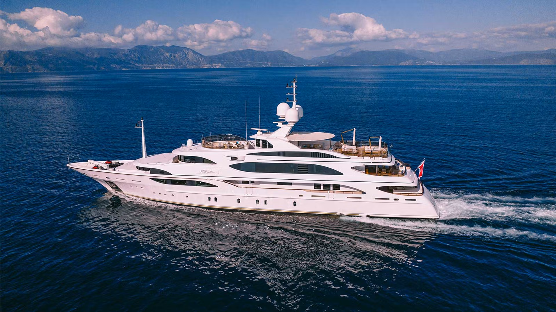IDYLLIC mega yacht cruising the Mediterranean with Özgün Yachting
